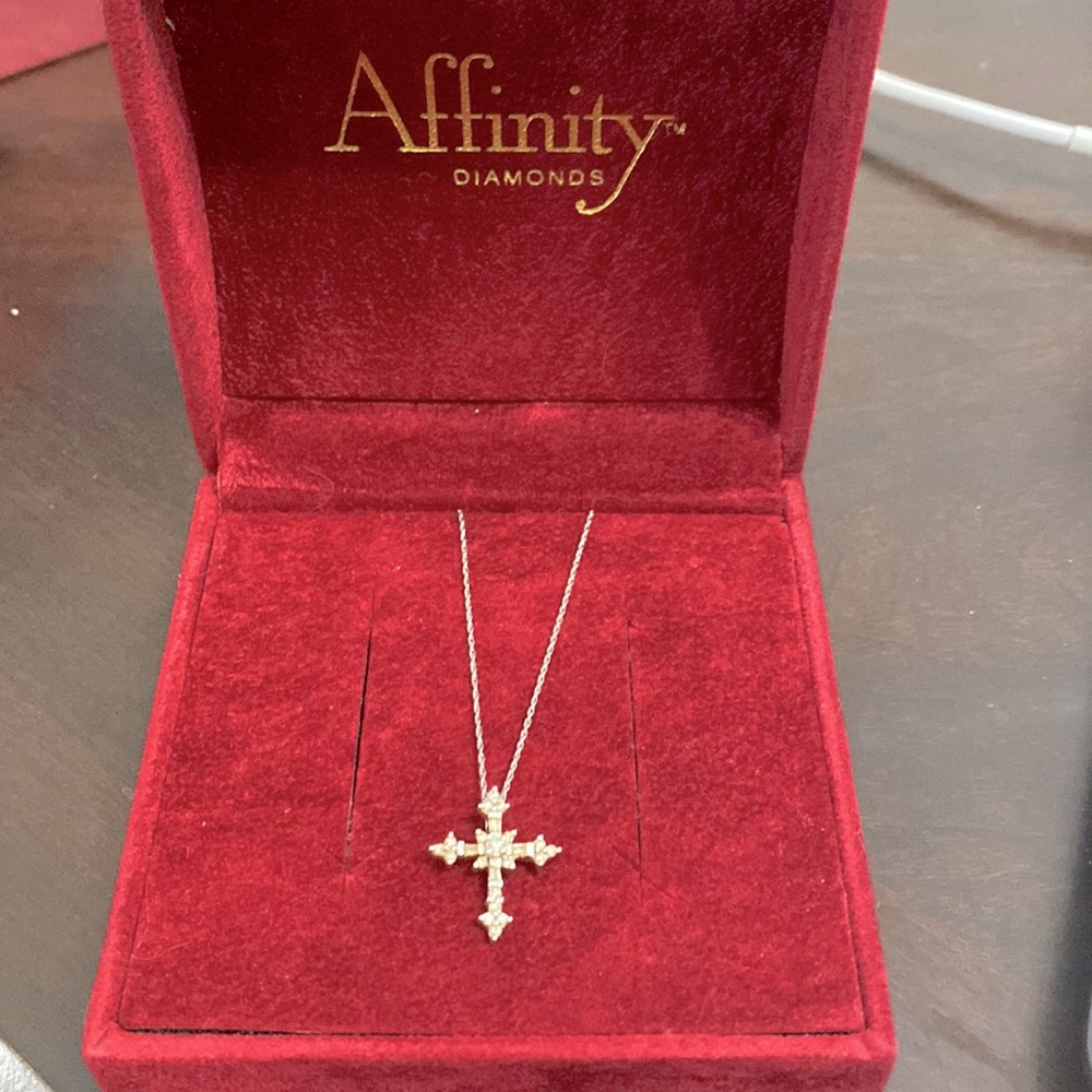 Affinity Diamonds cross necklace - Picture 1 of 5